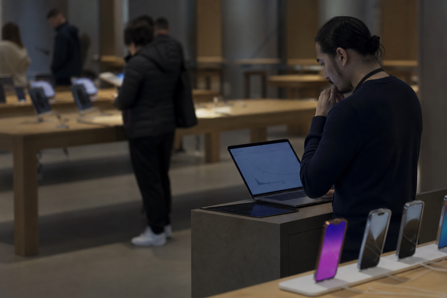 Apple Stock's Major Selloff: Analyzing the Impact of Price Hikes on Consumer Demand