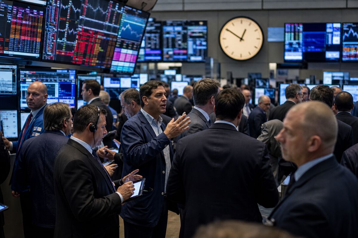 Wall Street Futures Rally: Earnings and Geopolitical Tensions in Focus