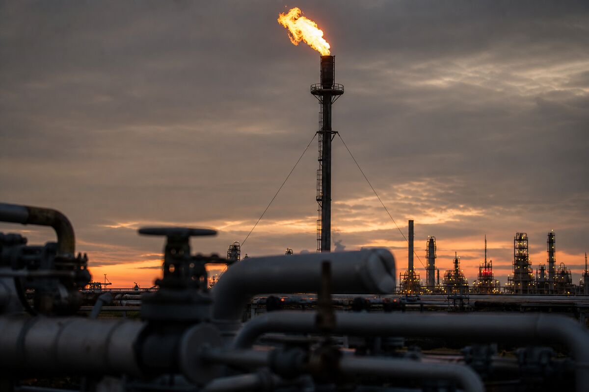 Oil's Resilience Above $100: Implications for US Markets