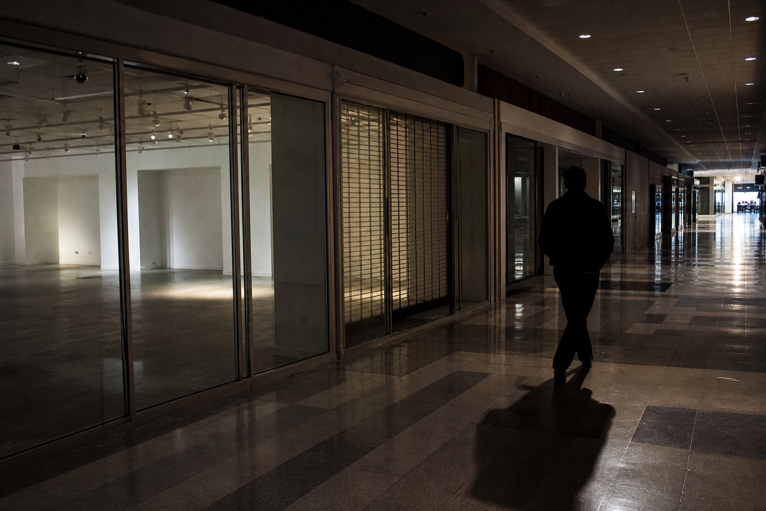 Jefferies Downgrade Triggers Retail Decline: CNBC Investment Club Weighs In