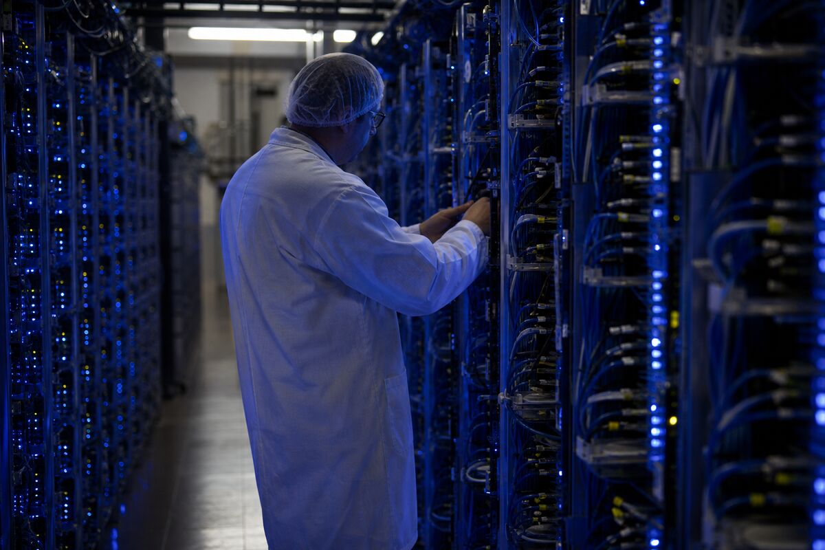 AI Trade Faces Challenges: Analyst Exit Signals Caution in Data Center Stocks